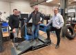 Unterwegs mit nachprofilierten Reifen: VKU-Werkstättenleiter Dirk Werner (Mitte) und VKU-Betriebsleiter Klaus Matthies (rechts) sind von der Bear-Cut überzeugt und erachten die Anschaffung auch als Wertschätzung der Werkstattmitarbeiter. Die Einweisung durch Mark Berendsen, Erfinder der Bear-Cut, Gründer und geschäftsführender Gesellschafter von Bear-Machines, dauert nur einen Vormittag.
