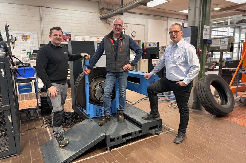 Bear-Machines Unterwegs mit nachprofilierten Reifen: VKU-Werkstättenleiter Dirk Werner (Mitte) und VKU-Betriebsleiter Klaus Matthies (rechts) sind von der Bear-Cut überzeugt und erachten die Anschaffung auch als Wertschätzung der Werkstattmitarbeiter. Die Einweisung durch Mark Berendsen, Erfinder der Bear-Cut, Gründer und geschäftsführender Gesellschafter von Bear-Machines, dauert nur einen Vormittag.