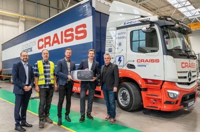 Nachhaltige Flottenumstellung bei Craiss Austria: (v. l. n. r.) Martin Kalcher (Werksleiter Siemens Energy Austria), Wolfgang Brückler (Craiss-Mitarbeiter), Peter Hutter (regionaler Vertriebspartner von Mercedes Benz), Michael Craiss (Geschäftsführender Gesellschafter Craiss) und Ingo Reisinger (Bürgermeister Weiz) nahmen am 3. Dezember zwei neue E-Lkw in Betrieb