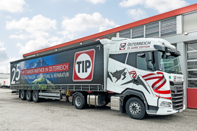 TIP-Komplettzug-AT25 25 Jahre TIP Group in Österreich: Vermieter und Serviceanbieter TIP feiert sein 25-jähriges Jubiläum in Österreich und blickt auf ein Vierteljahrhundert erfolgreicher Geschäftstätigkeit im Bereich Nutzfahrzeugvermietung- und Werkstattservice zurück.