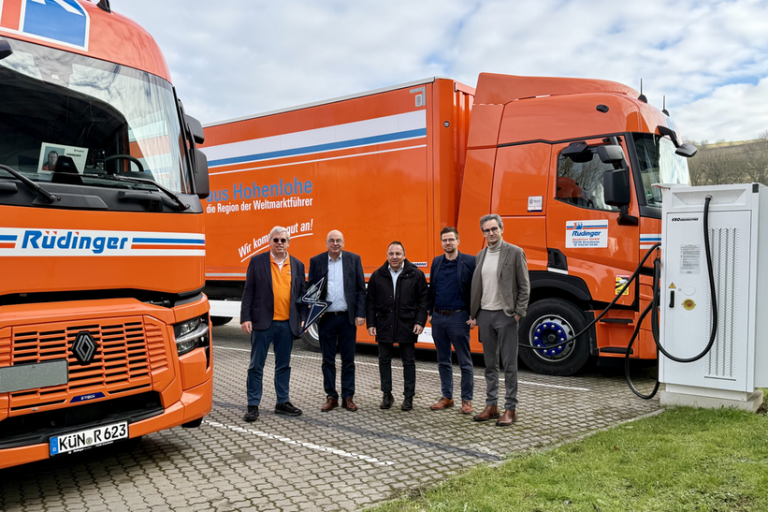 Übergabefoto_Rüdinger_vlnr Jürgen Lederer, Roland Rüdinger, Andreas Bratrich, Till Saliari, Claudio Mata Elektrifizierungsziel für 2025 erreicht: Die Rüdinger Spedition hat einen wichtigen Meilenstein erreicht. 15 Prozent ihrer 60 Fahrzeuge umfassenden Nahverkehrsflotte sind nun elektrisch unterwegs.
