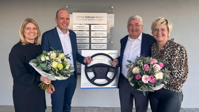 Verantwortung für nächste Generation: Theo Schuon übergibt seine Firmenanteile an der Alfred Schuon Spedition + Logistik Unternehmensgruppe an seine Töchter Sandra Grimm und Bianca Kuppetz sowie seinen Sohn Alexander Schuon.