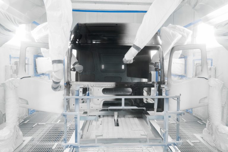 Neue Lackierung im Mercedes-Benz Werk Wörth verbessert CO2-Bilanz der ProduktionNew paint finish at Mercedes-Benz plant in Wörth improves CO2 balance of production Alles im Lack in Wörth: Neue Lackierung im Mercedes-Benz Werk Wörth verbessert CO2-Bilanz der Produktion.