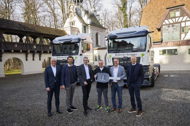 Premiere für die elektrische Holzlogistik: MAN übergibt erste eTGX an die Behrens-Gruppe