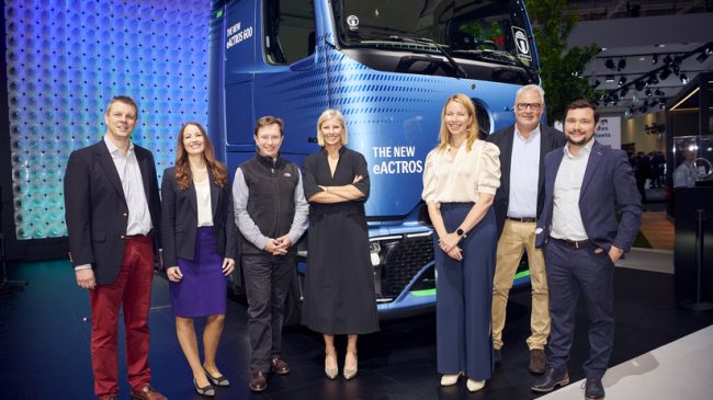 Amazon hat seine bisher größte Bestellung über 202 batterie-elektrische Lkw getätigt und sich für den eActros 600 entschieden. Dies ist zugleich der größte Auftrag für E-Lkw in der Geschichte des Nutzfahrzeugherstellers. Die Elektro-Lkw werden zukünftig im „Middle-Mile-Netzwerk“ von Amazon betrieben und transportieren Frachtcontainer zu und von Amazons Abwicklungszentren, Sortierzentren und Lieferstationen.
