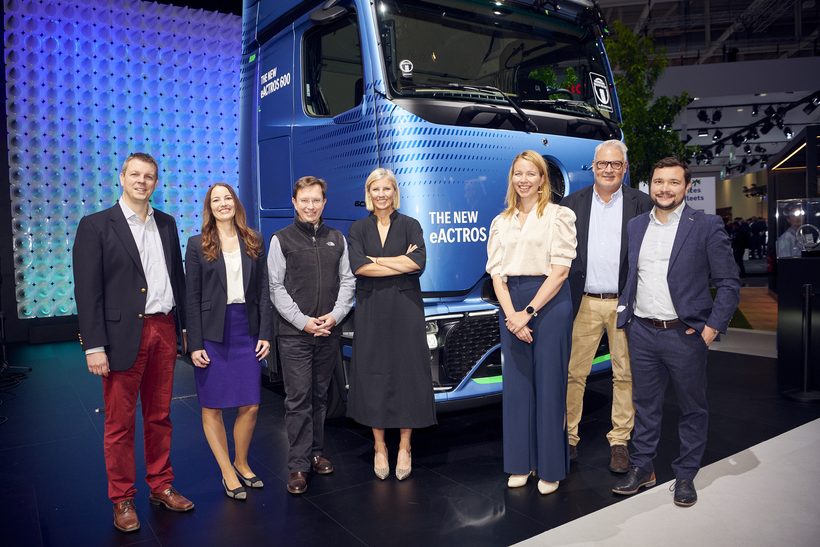 Amazon hat seine bisher größte Bestellung über 202 batterie-elektrische Lkw getätigt und sich für den eActros 600 entschieden. Dies ist zugleich der größte Auftrag für E-Lkw in der Geschichte des Nutzfahrzeugherstellers. Die Elektro-Lkw werden zukünftig im „Middle-Mile-Netzwerk“ von Amazon betrieben und transportieren Frachtcontainer zu und von Amazons Abwicklungszentren, Sortierzentren und Lieferstationen.