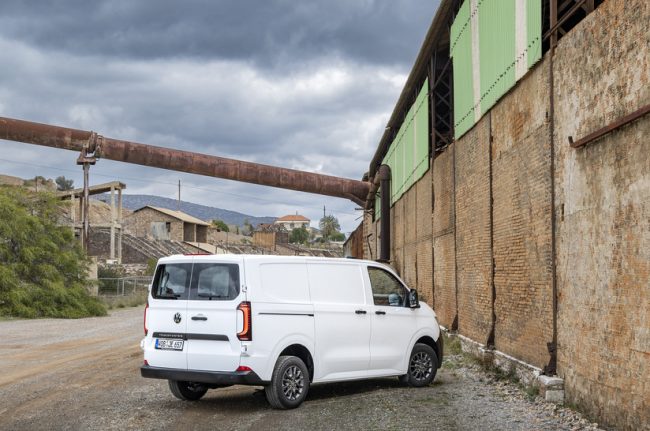 Alles Gute zum Geburtstag: Pünktlich zum 75. Geburtstag des Bulli hat die Markteinführung des Transporter und Caravelle begonnen.