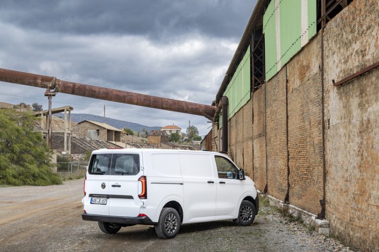 6M8A1742_1631804414 Alles Gute zum Geburtstag: Pünktlich zum 75. Geburtstag des Bulli hat die Markteinführung des Transporter und Caravelle begonnen.