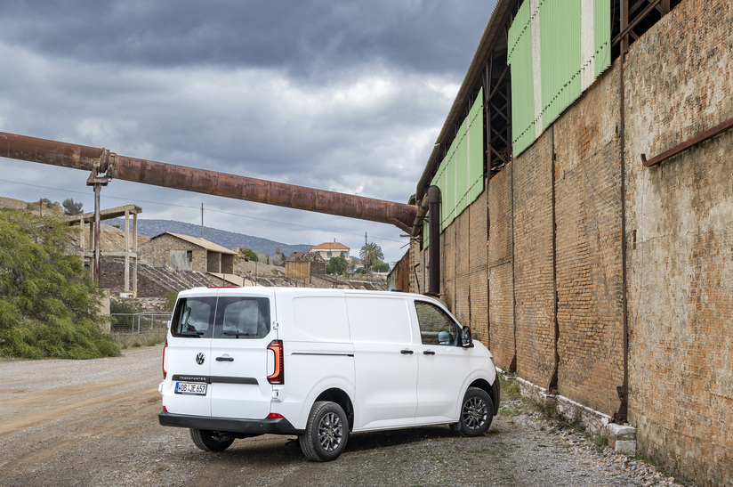 Alles Gute zum Geburtstag: Pünktlich zum 75. Geburtstag des Bulli hat die Markteinführung des Transporter und Caravelle begonnen.