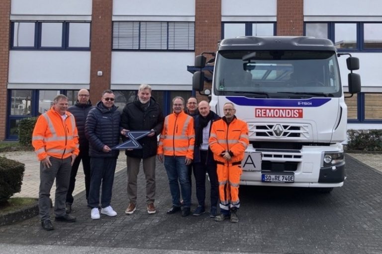 Übergabefoto_Remondis Emissionsarme Abfallwirtschaft: Remondis setzt auf Renault Trucks E-Tech D Wide