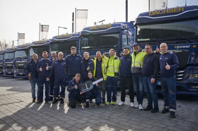 Mehr Laderaum für emissionsfreien Fernverkehr: Dachser nimmt 12 MAN eTGX Ultra-Lowliner in Betrieb