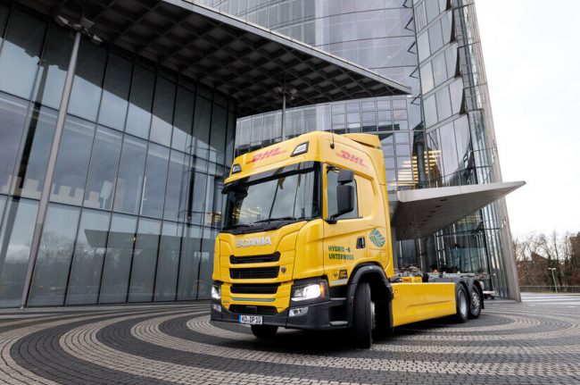Gemeinsame Suche nach Lösungen: DHL und Scania testen E-Lkw mit kraftstoffbetriebenem Stromgenerator für größere Reichweiten