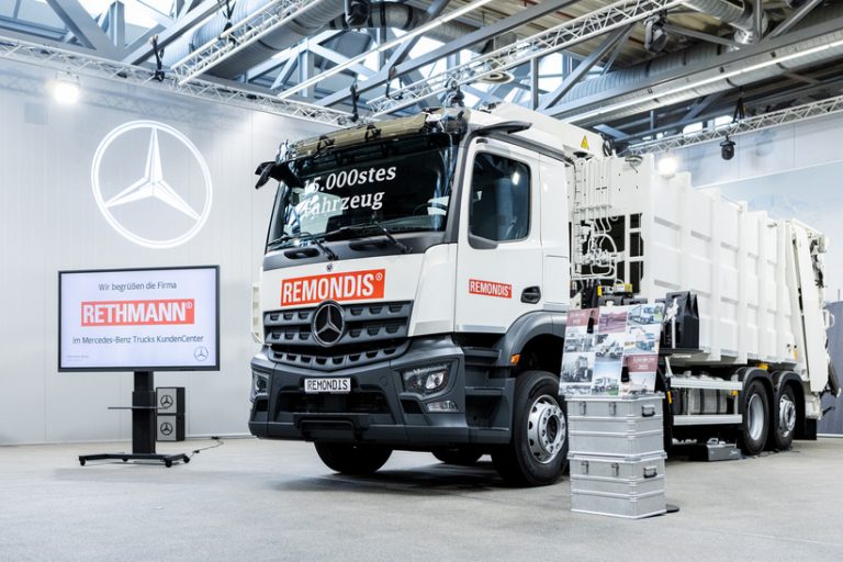 15.000ster Mercedes-Benz Lkw für die Rethmann Gruppe15,000th Mercedes-Benz truck for Rethmann Group Langjährige Verbindung in der Kreislaufwirtschaft: 15.000ster Mercedes-Benz Lkw für die Rethmann Gruppe