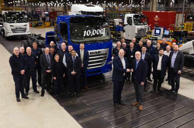 Jubiläum der neuen Generation: DAF Trucks hat seinen 10.000. XB-Lkw der neuen Generation im Werk in Leyland im Vereinigten Königreich hergestellt.