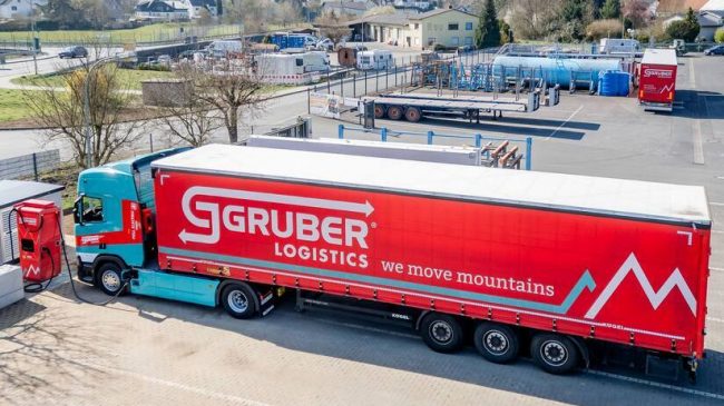 Investition in Elektromobilität: Gruber Logistics ist für Kunden am Standort Staufenberg mit Scania-E-Truck unterwegs.