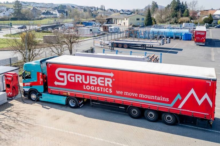 Investition in Elektromobilität: Gruber Logistics ist für Kunden am Standort Staufenberg mit Scania-E-Truck unterwegs.