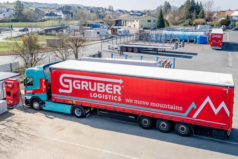 2025_04_03_PM_Gruber_Logistics_Staufenberg_E-Truck_1 (© Gruber Logistics) Investition in Elektromobilität: Gruber Logistics ist für Kunden am Standort Staufenberg mit Scania-E-Truck unterwegs.