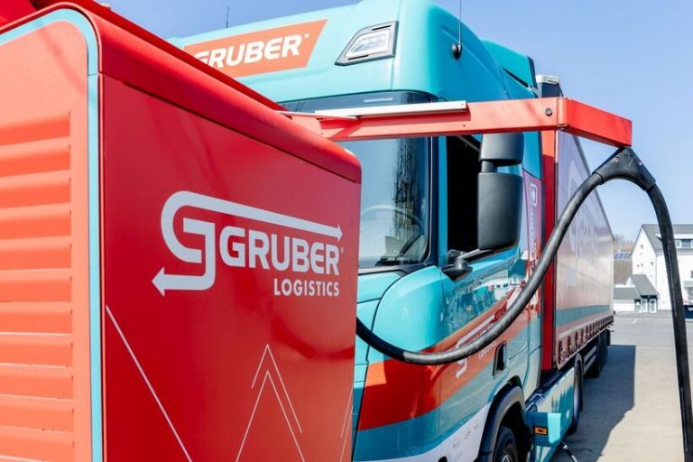 2025_04_29_PM_Gruber_Logistics_FLEXMCS_1 (© Gruber Logistics) Vision für ein europäisches Schnellladesystem: Gruber Logistics treibt die Zukunft der Elektromobilität voran