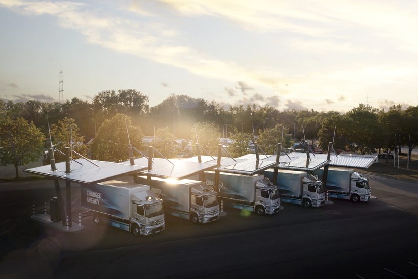 Daimler Truck plant großes halböffentliches Lade-Netzwerk in Europa. Das Netz soll bis 2030 über 3.000 Schnellladepunkte in Europa umfassen.