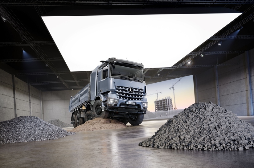 Robust und nun auch vollelektrisch: Mercedes-Benz Trucks präsentiert auf der bauma 2025 den neuen eArocs 400
