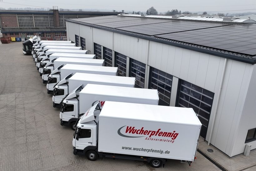 Wucherpfennig & Krohn GmbH erweitert Fuhrpark mit 40 maßgeschneiderten Mercedes-Benz AtegoWucherpfenning & Krohn GmbH expands its fleet with 40 customized Mercedes-Benz Atego vehicles Atego im Maßanzug: Die Wucherpfennig & Krohn GmbH, die auf den Verleih von Nutzfahrzeugen spezialisiert ist, baut ihre Flotte mit insgesamt über 100 Mercedes-Benz Lkw der 7,5-Tonnen-Klasse aus.
