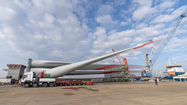 Eine spektakuläre Luftnummer: Allison Transmission und Astra HD9 transportieren extralanges Rotorblatt sicher zu RWE-Windpark