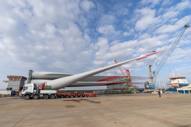 Eine spektakuläre Luftnummer: Allison Transmission und Astra HD9 transportieren extralanges Rotorblatt sicher zu RWE-Windpark