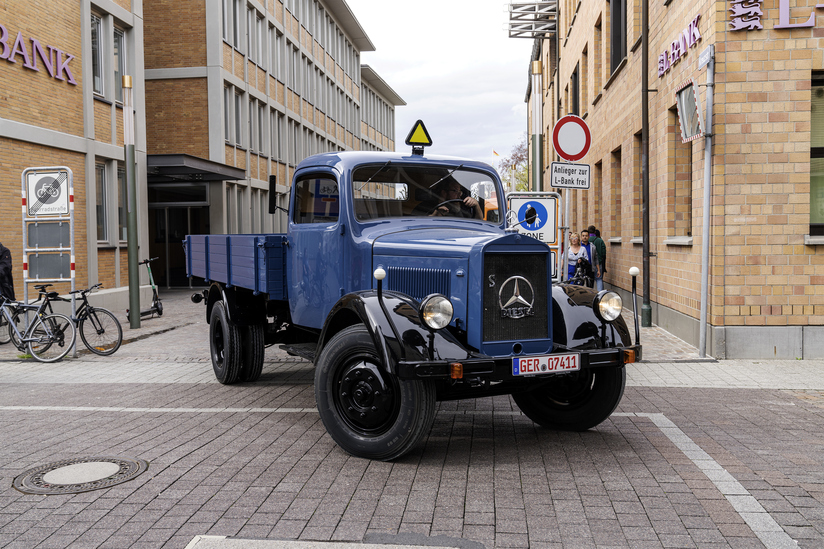Fest für Klassiker in Karlsruhe: Mercedes-Benz Trucks mit Oldtimer-Lkw bei „Tribut an Carl Benz“Celebration for Classics in Karlsruhe: Mercedes-Benz Trucks with Vintage Trucks at „Tribute to Carl Benz“ Fest für Klassiker in Karlsruhe: Mercedes-Benz Trucks mit Oldtimer-Lkw bei „Tribut an Carl Benz“