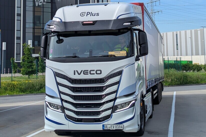 Mehr Autonomie wagen: Iveco hat die Erprobung einer zukunftsweisenden Technologie zusammen mit Plus, einem Unternehmen für KI-gestützte autonome Lkw-Software, DSV und dm erfolgreich abgeschlossen.