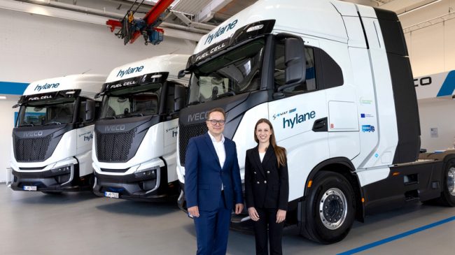 Mehr wasserstoffbetriebene Nutzfahrzeuge: Iveco übergibt drei S-eWAY Fuel Cell Sattelzugmaschinen an hylane