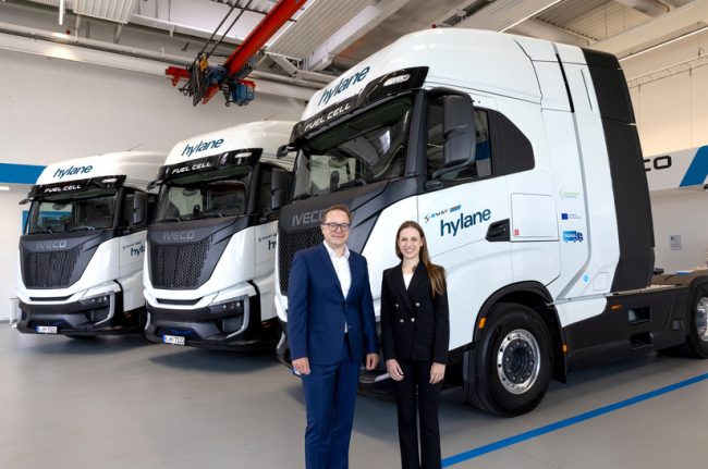 Mehr wasserstoffbetriebene Nutzfahrzeuge: Iveco übergibt drei S-eWAY Fuel Cell Sattelzugmaschinen an hylane