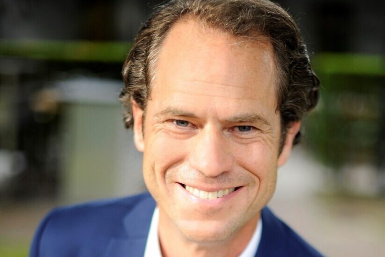 Maximilian_von_LC3B6bbecke Herausforderungen verstehen: Maximilian von Löbbecke hat zum 1. April 2025 die Geschäftsführung von Renault Trucks in Deutschland übernommen.