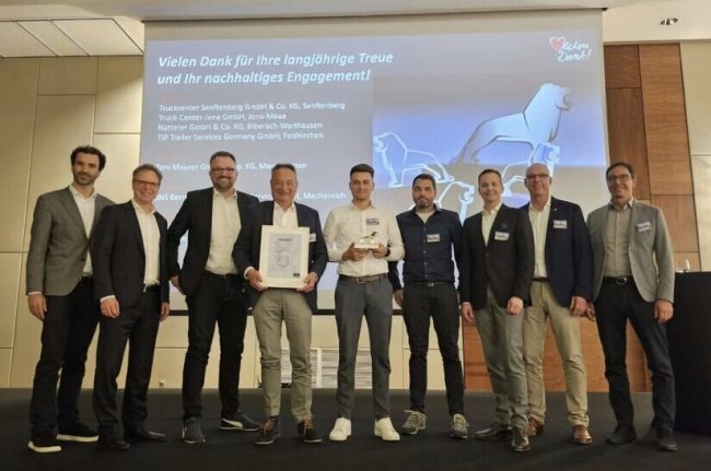 Gruppenfoto bei der Übergabe in Krakau (v.l.n.r.: Caspar Plump, Dennis Affeld, Frank Neumann, Hermann Stegmaier, Marc Stegmaier, Ralf Stieglbauer, Stefan Ott, Andreas Tröger, Stefan Schall)