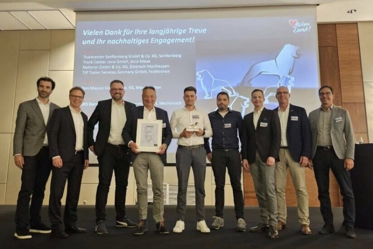 Gruppenfoto bei der Übergabe in Krakau (v.l.n.r.: Caspar Plump, Dennis Affeld, Frank Neumann, Hermann Stegmaier, Marc Stegmaier, Ralf Stieglbauer, Stefan Ott, Andreas Tröger, Stefan Schall)