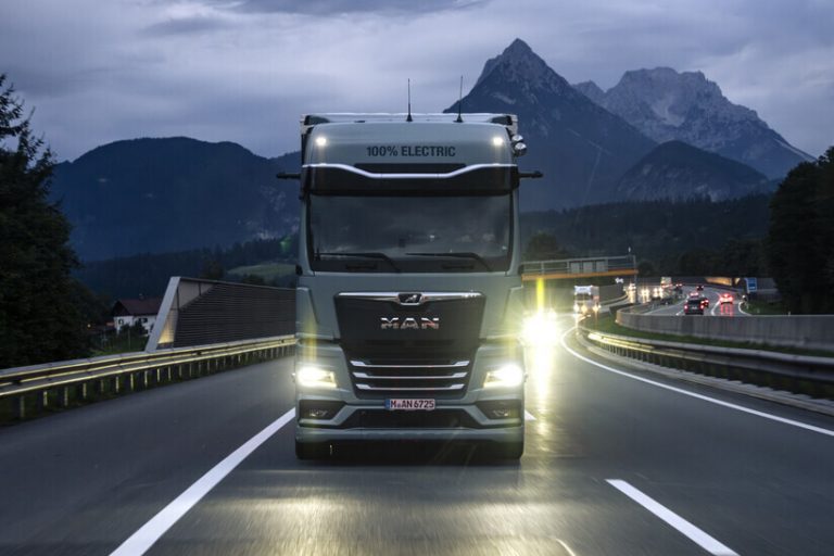 1920_man-brenner-nightride-01