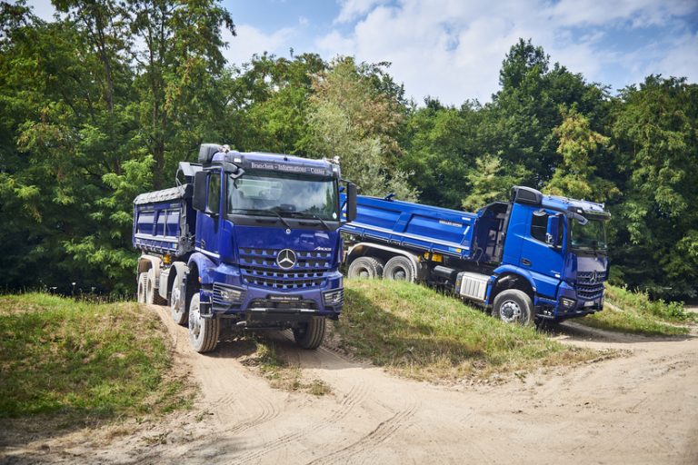 Mercedes-Benz Trucks: Baupower auf jedem TerrainMercedes-Benz Trucks: Construction Power for Every Terrain Entlastung für die Fahrer: Die neue Servotwin-Generation bringt Mercedes-Benz Trucks eine verbesserte intelligente Lenkunterstützung für hohe Anforderungen