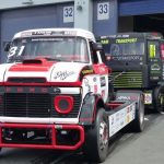 Teilnehmer des Dutch Truck Racing kommen nach dem Rennen zurück zum Fahrerlager.
