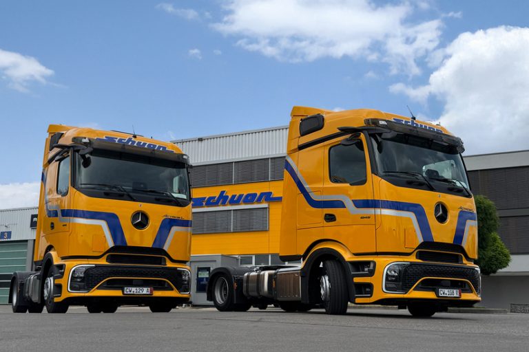 Pressefoto Schuon – Actros L 1845_korrektur Jumbo-Hängerzüge und Megatrailer: Die Alfred Schuon Group modernisiert seinen Fuhrpark mit über 60 neuen Lkw