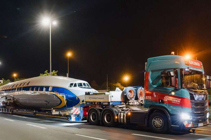 2025_08_26_PM_Gruber Logistics_Transport_LH_3 (© Gruber Logistics) Rückkehr eines früheren Flaggschiffs Logistiker unterstützt Lufthansa in Prestigeprojekt mit GST-Know-how Gruber Logistics bringt auch dank 3D Lockheed Super Star heim