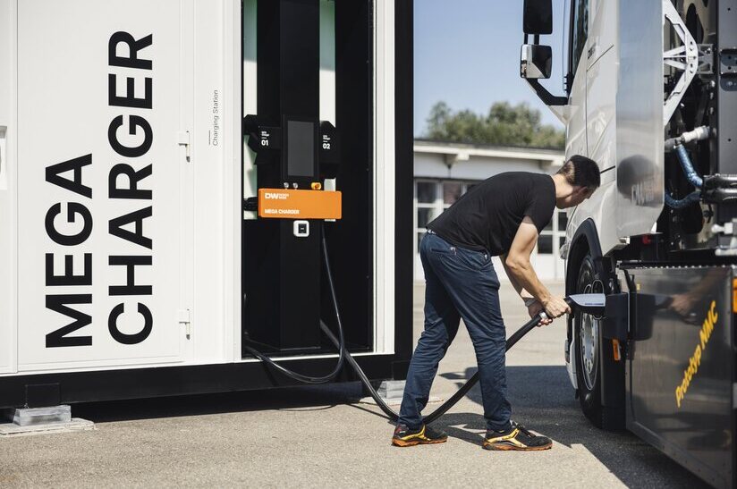 E-LKW lädt erstmals mit über 1,1 Megawatt Leistung Technischer Durchbruch im BFE-DemonstrationsprojektDie Designwerk Technologies AG hat eine Ladeleistung von über einem Megawatt erreicht.