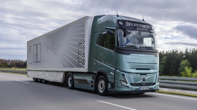 Volvo Trucks startet mit seinem Volvo FH Aero Electric beim E-Cannonball 2025 in Düsseldorf