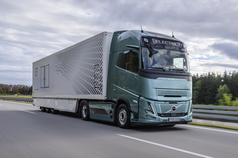Volvo Trucks startet mit seinem Volvo FH Aero Electric beim E-Cannonball 2025 in Düsseldorf
