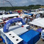 Blick über das Camp von Hahn Racing ins Fahrerlager