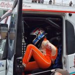 Steffi Halm steigt in das enge Cockpit ihres Iveco-Renntrucks.