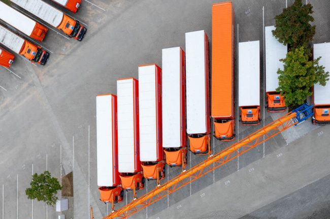 Moderner Depot-Ladepark in Krautheim Spedition Rüdinger setzt auf Elektromobilität: Neuer Ladepark mit Renault Trucks und Netze BW eingeweiht