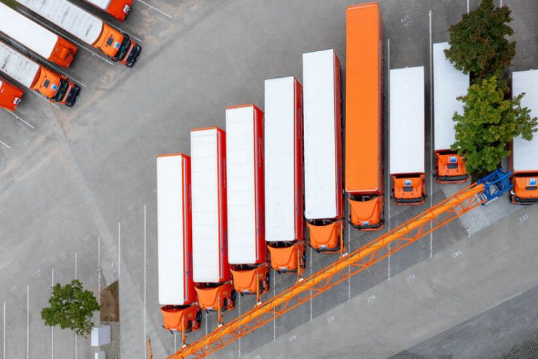 Moderner Depot-Ladepark in Krautheim Spedition Rüdinger setzt auf Elektromobilität: Neuer Ladepark mit Renault Trucks und Netze BW eingeweiht