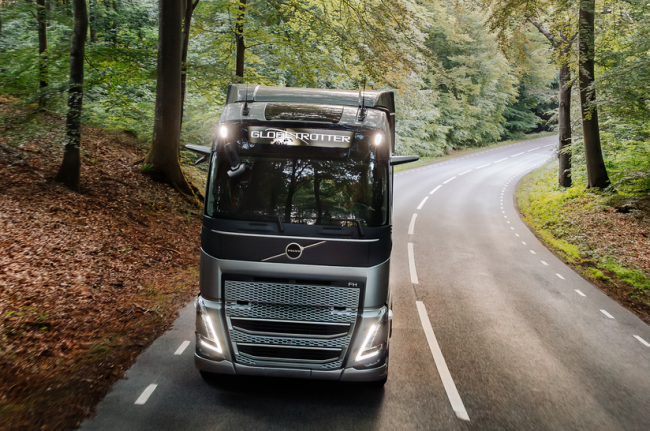 Weltneuheit in Schwerlast-Lkw-Branche Volvo Trucks stellt eine neue Generation seiner I-Roll-Technologie vor, ein kraftstoffsparendes Fahrerassistenzsystem, das um eine Start-Stopp-Funktion erweitert wurde.