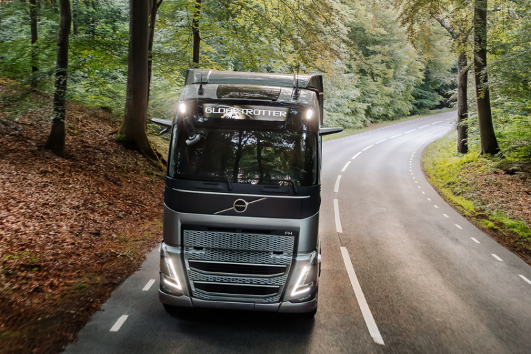volvo_trucks__59A4459__Original file Weltneuheit in Schwerlast-Lkw-Branche Volvo Trucks stellt eine neue Generation seiner I-Roll-Technologie vor, ein kraftstoffsparendes Fahrerassistenzsystem, das um eine Start-Stopp-Funktion erweitert wurde.