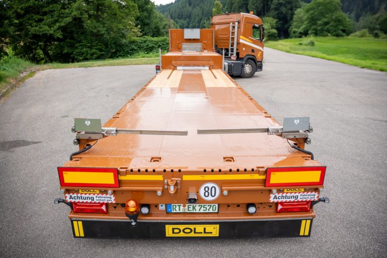 04 DOLL 3-Achs-Semi-Sattelauflieger nach dem Refurbishment – Bildquelle DOLL Fahrzeugbau