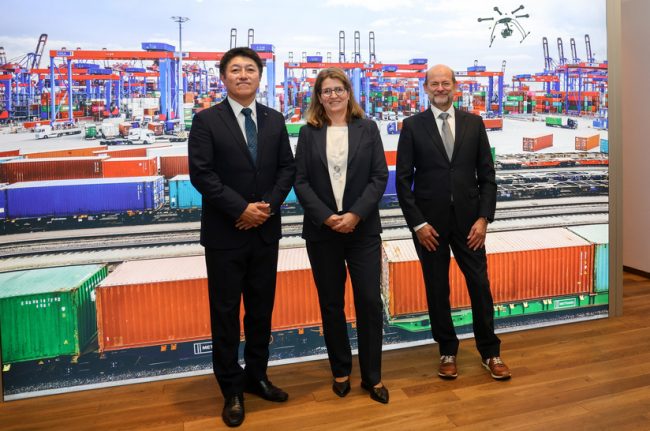 Daimler Truck, HHLA und Kawasaki Heavy Industries starten strategische Partnerschaft zum Aufbau einer Lieferkette für Flüssigwasserstoff in EuropaDaimler Truck, HHLA and Kawasaki Heavy Industries Launch Strategic Partnership to Establish Liquid Hydroge